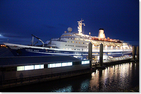 Abfahrt um Mitternacht. Die MARCO POLO bietet am spten Abend am Princes Landing State in Liverpool einen traumhaften Anblick.