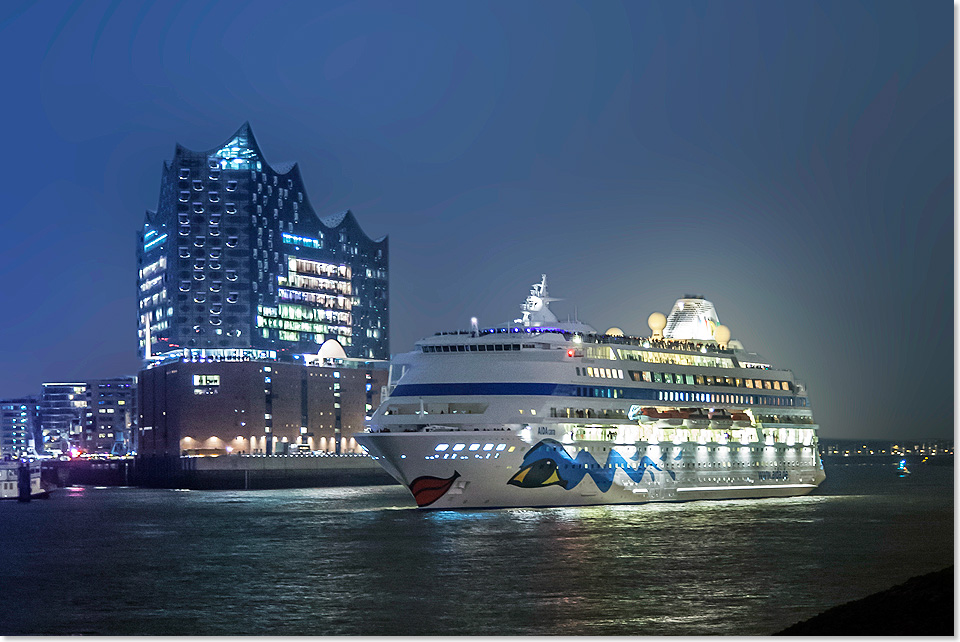 AIDAcara triftt Elbphilharmonie, das neue Wahrzeichen Hamburgs.