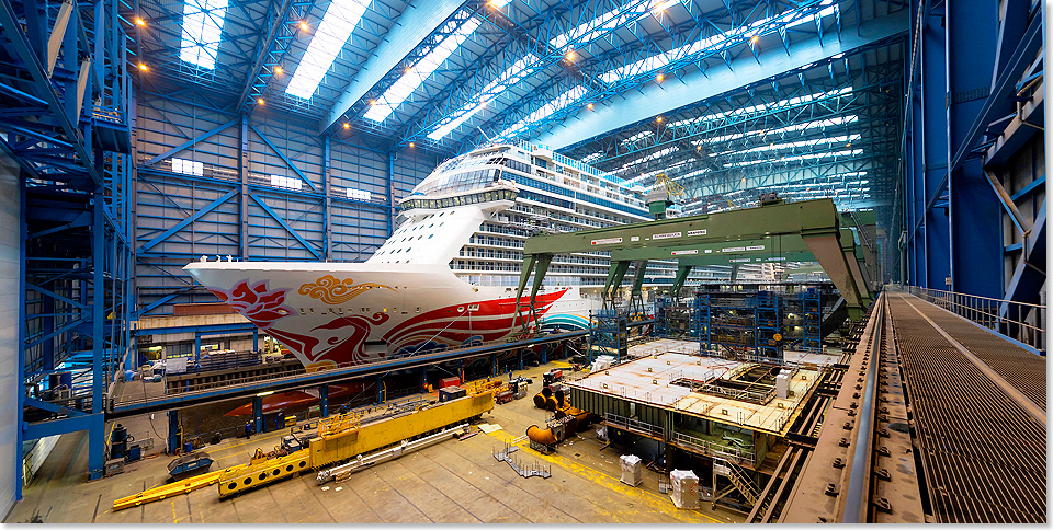 Nach dem Ausdocken der 324 Meter langen und 41,40 Meter breiten NORWEGIAN JOY wird das Schiff mit Schlepperhilfe am Ausrstungspier der Meyer Werft anlegen. 