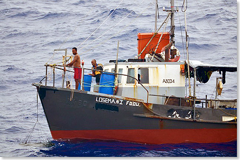 Das manvrierunfhige Fischerboot LOSEMAN I treibt mit 6 Mann Beatzung aus Tonga im Sdpazifik.