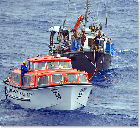 Das Tenderboot 14 bringt die 6 Mann Besatzung an Bord der ALBATROS.