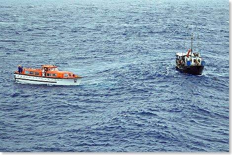Das Tenderboot 14 der ALBATROS kommt der Besatzung des Fischerboots zu Hilfe.