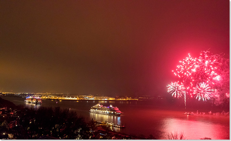 In Hhe Blankenese wurden die AIDAcara und die AIDAprima gegen 22.30 Uhr mit einem Feuerwerk aus Hamburg verabschiedet. 