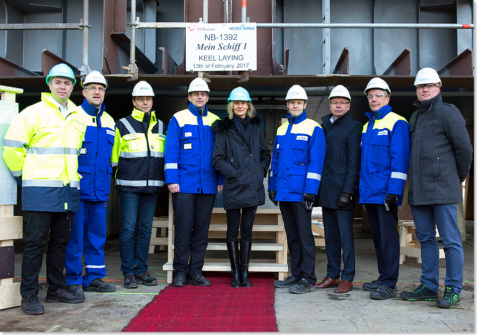 Gruppenbild mit Dame: Wybcke Meier, CEO von TUI Cruises (Mitte) mit Vertretern der Werft Meyer Turku Yard, sowie Vertretern von TUI Cruises.