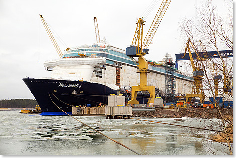 MEIN SCHIFF 6 nach der Ausdockung, sie liegt an der Ausrstungspier der Werft.