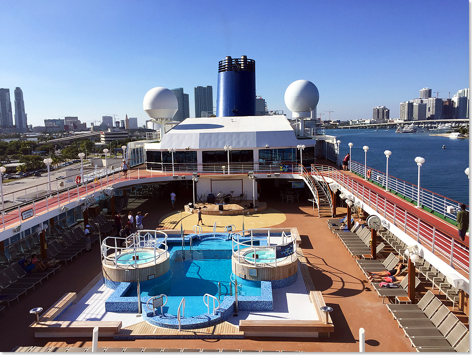 Am Start einer nachhaltigen Seereise: Das Pooldeck der ADONIA ldt vor der Skyline von Miami zum Relaxen ein.