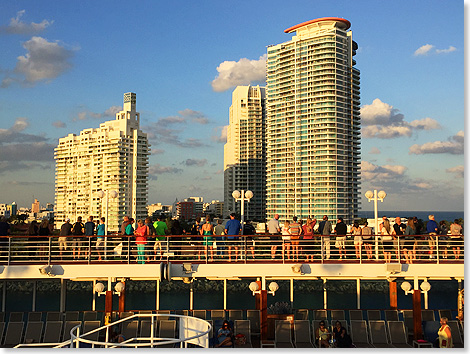 Immer ein Erlebnis: Auf dem Weg in die Karibik passiert die ADONIA die Skyline von South Beach.