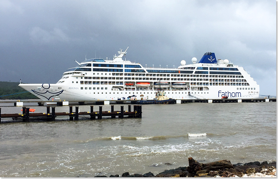 Die ADONIA an der Pier in Amber Cove: Das Wetter will whrend der Reise zumeist nicht so richtig mitspielen.