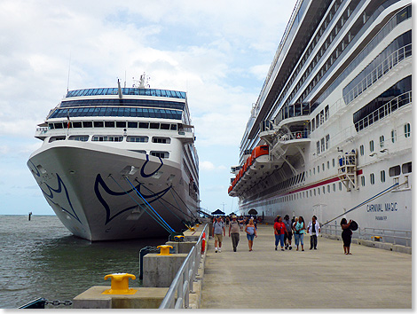 In Amber Cove wird die ADONIA von dem Megaliner CARNIVAL MAGIC grentechnisch bei Weitem in den Schatten gestellt.