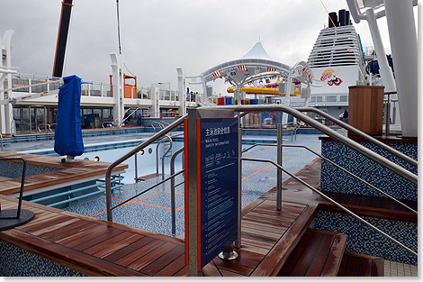 Der Haupt-Pool auf Deck 18.