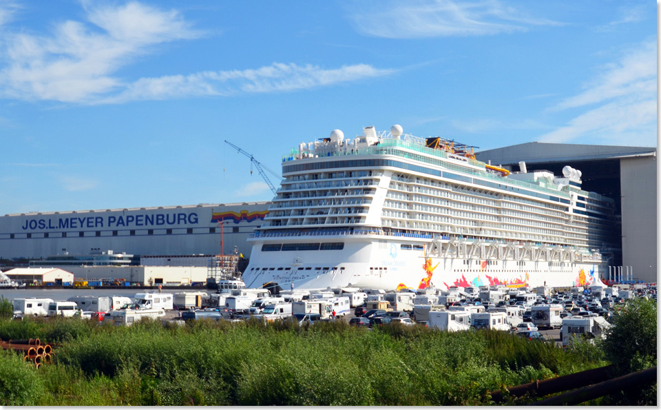 Die GENTING DREAM verlsst am 19. August 2016 das Baudock 2 der Meyer Weft in Papenburg.