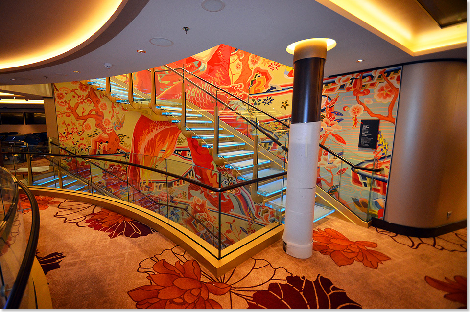 Die Treppen des Atriums sind ebenso farbig gestaltet wie der Rumpf des Schiffes.