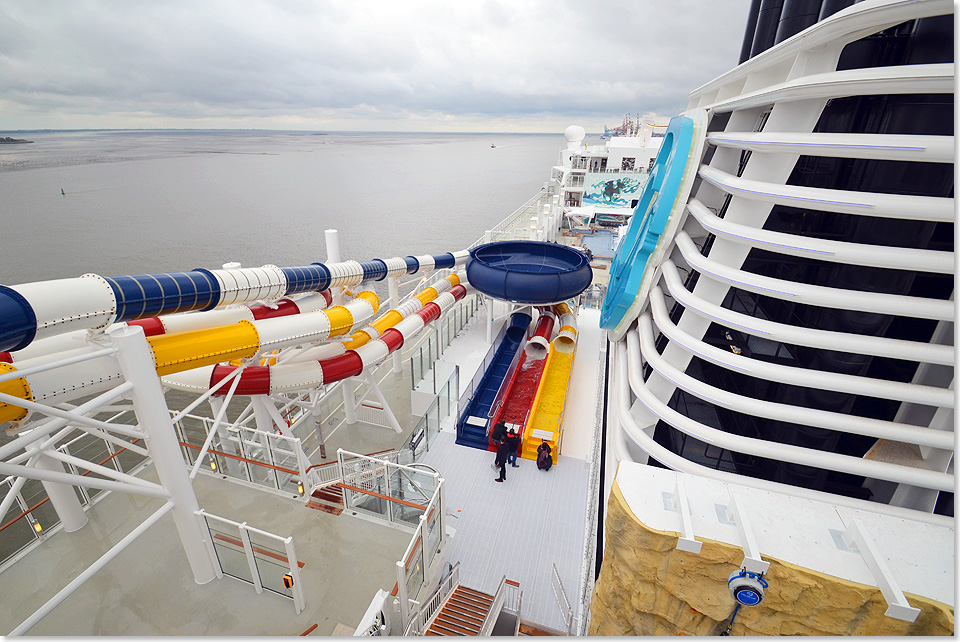 Die GENTING DREAM verfgt ber sechs Wasserrutschen, Kletterwnde, einem Hochseilgarten und eine Minigolfanlage.