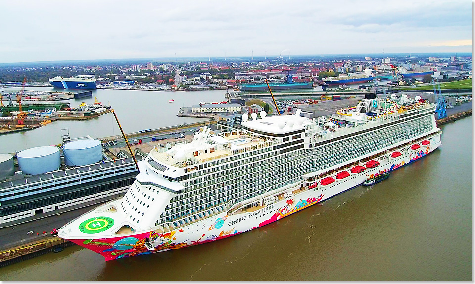 Die GENTING DREAM liegt an der Columbuskaje in Bremerhaven. Hier erfolgt die bergabe an die Reederei Dream Cruises und die Ausrstung des Schiffes.