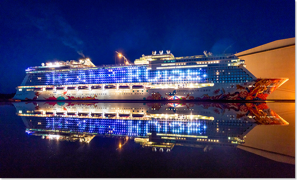 Die GENTING DREAM bei Nacht. Auffllig ist das Auenlichtkonzept des Schiffes bei Dunkelheit.