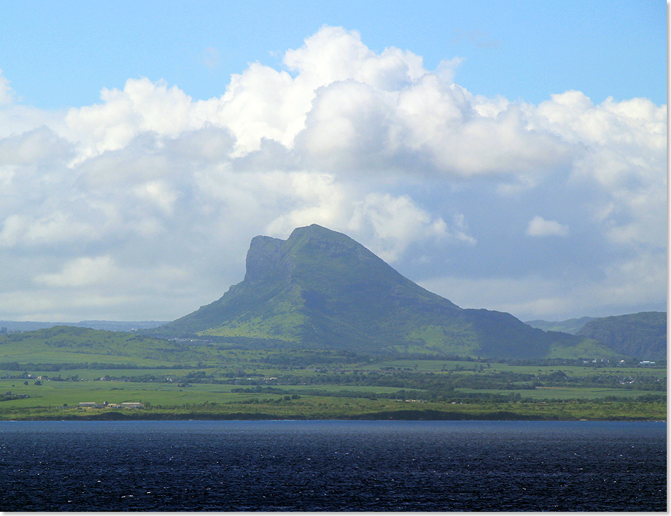 Die Insel Mauritius in Sicht mit typischem Piton oder Vulkankegel.
