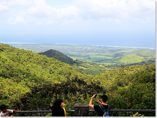 Blick vom Black River Gorges Nationalpark auf das Kstenland von Mauritius.