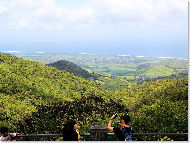 Foto: Dr. Peer Schmitd-Walther, Stralsund Blick vom Black River Gorges Nationalpark auf das Küstenland von Mauritius.