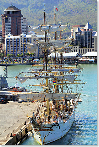 Das Norwegische Segelschulschiff CHRISTIAN RADICH in Port Louis auf Mauritius.