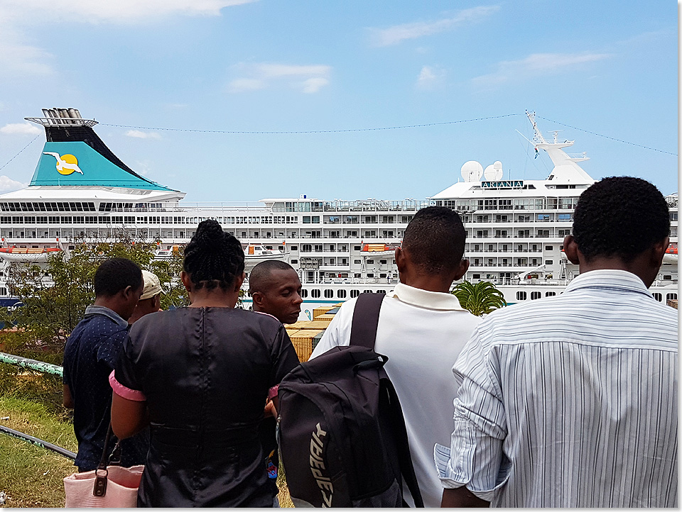 Foto: Dr. Peer Schmitd-Walther, Stralsund Antsiranana auf Madagaskar: Die ARTANIA lockt Zuschauer an. Antsiranana liegt an einer geschützten Bucht des indischen Ozeans im Norden Madagaskars.