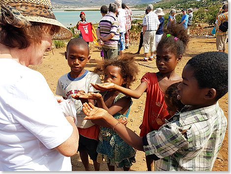 Foto: Dr. Peer Schmitd-Walther, Stralsund Antsiranana, Madagaskar: Bettelnde-Kinder-umringen-die-ARTANIA-Gäste.