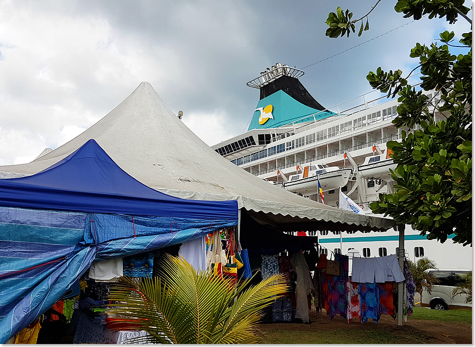 Foto: Dr. Peer Schmitd-Walther, Stralsund In Victoria auf der Seychellen-Insel Mahé: Für ganz Bequeme – der Markt direkt am Schiff.