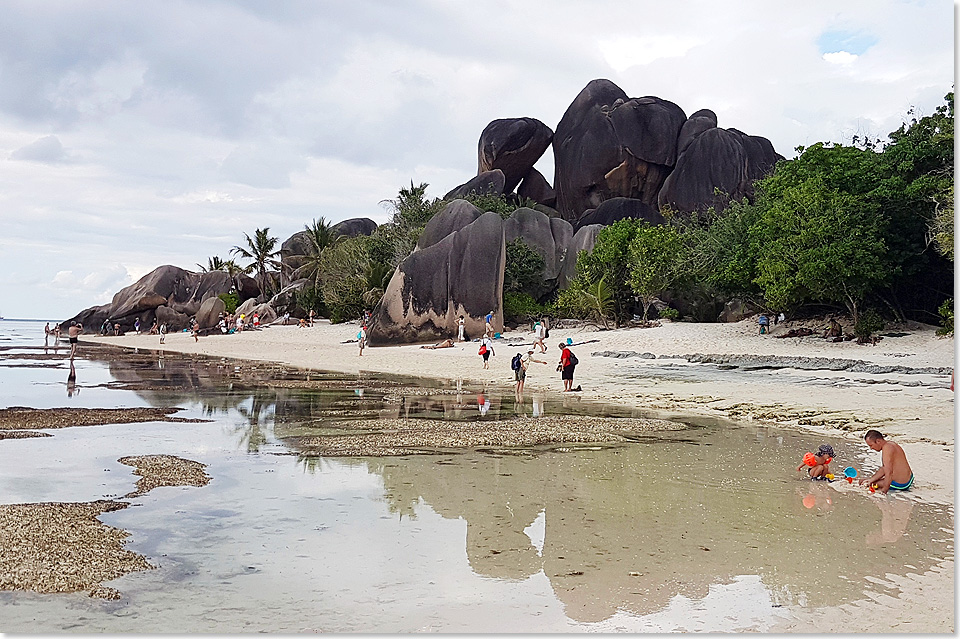 Foto: Dr. Peer Schmitd-Walther, Stralsund Seychellen-Insel La Digue: Die weltbekannten Felsen sind gut besucht.