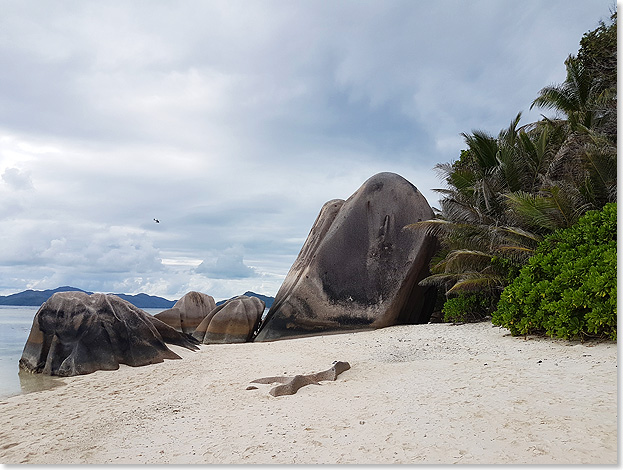 Traumstrand zwischen Felsen.