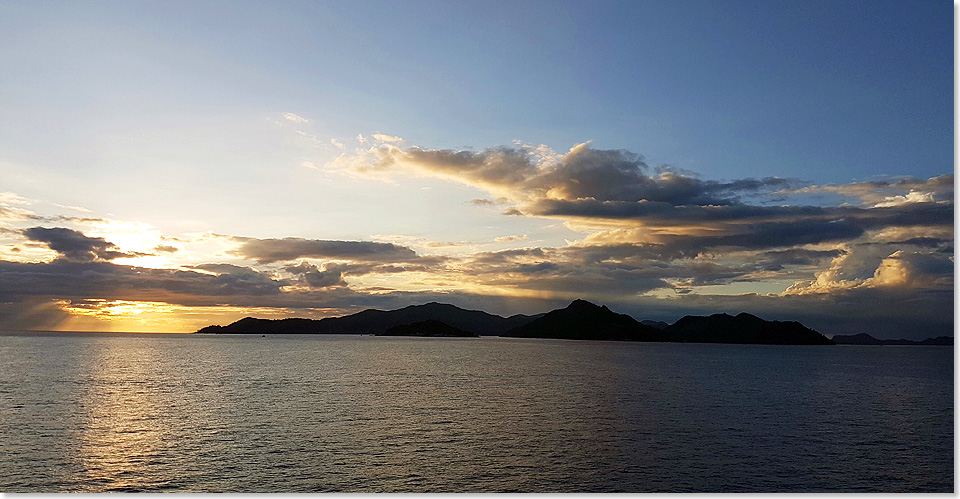 Das nchste Ziel vom MS ARTANIA ist die Seychellen-Insel Praslin: Hier bei Sonnenuntergang von La Digue aus gesehen.