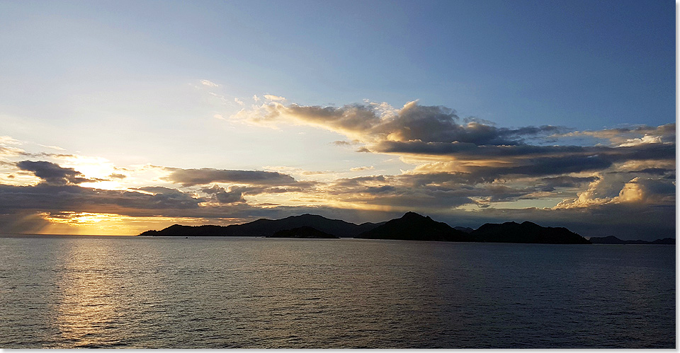 Foto: Dr. Peer Schmitd-Walther, Stralsund Das nächste Ziel vom MS ARTANIA ist die Seychellen-Insel Praslin: Hier bei Sonnenuntergang von La Digue aus gesehen.