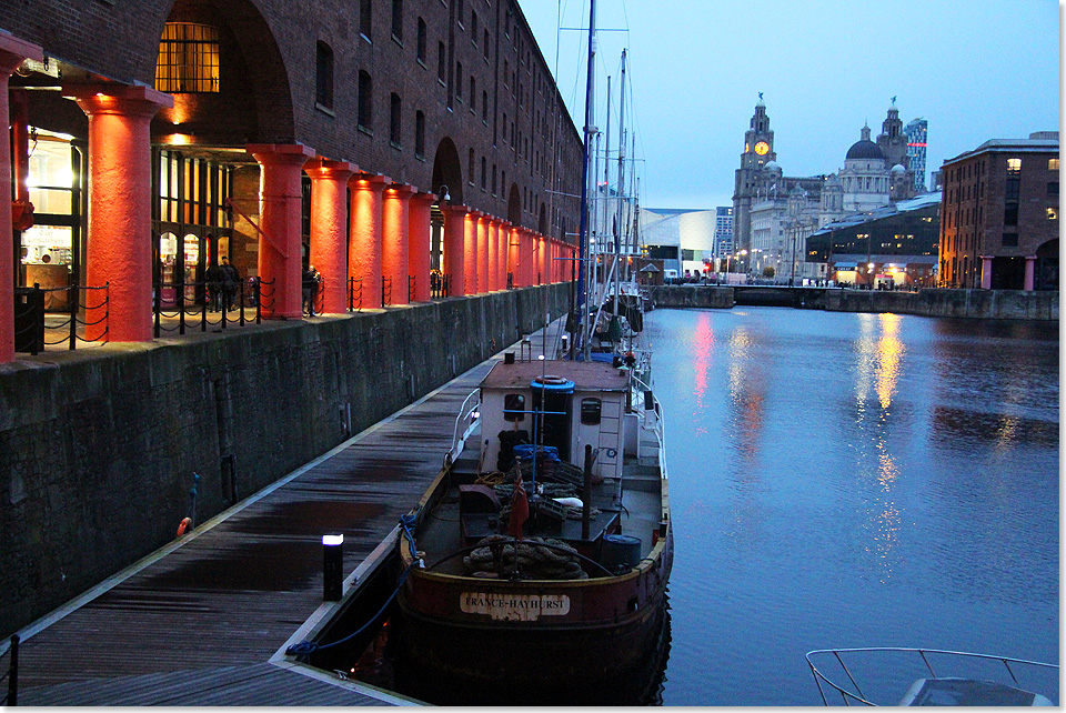 Abend am Albert Dock. Wo frher Frachter und Lastkhne Ladung gelscht haben, bummeln heute Touristen zwischen Pubs, Bars und Geschften.