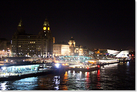 The Leaving of Liverpool: Spt am Abend lsst die MARCO POLO nach dem Ablegen die Liverpool Waterfront hinter sich. Das Gebude-Ensemble zhlt seit 2004 zum UNESCO-Weltkulturerbe.