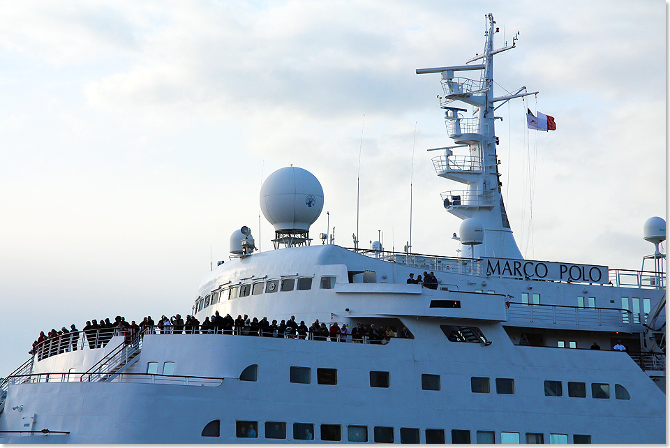 Das Aussichtsdeck direkt unter der Kommandobrcke der MARCO POLO zhlt beim Ein- und Auslaufen zu den beliebtesten Pltzen an Bord.