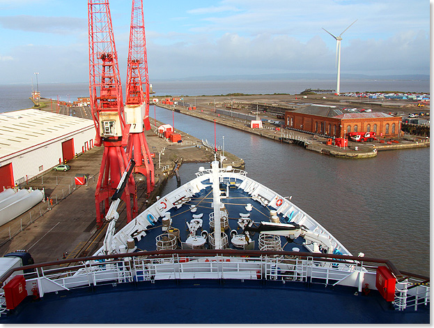 Mit dem Bug in Richtung Schleuse und Bristol Channel hat die MARCO POLO in Avonmouth festgemacht.