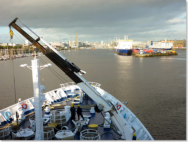 Einlaufen in Dublin. Whrend auf dem Vorschiff hektische Betriebsamkeit ausbricht, genieen die Passagiere den Ausblick auf die Ufer der Liffey und den Fhrhafen der irischen Hauptstadt. 