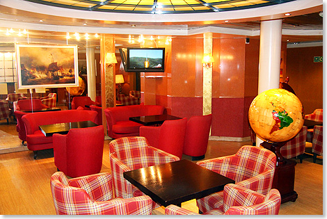 Die Columbus Lounge besitzt mit Schiffsgemlden an den Wnden und dem Globus in der Raummitte maritimes Ambiente.