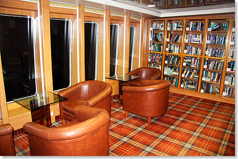 Schwere Ledersessel, Karoteppich und volle Bcherregale: eine Bibliothek, wie man sie auf modernen Kreuzfahrtschiffen vergeblich sucht. 