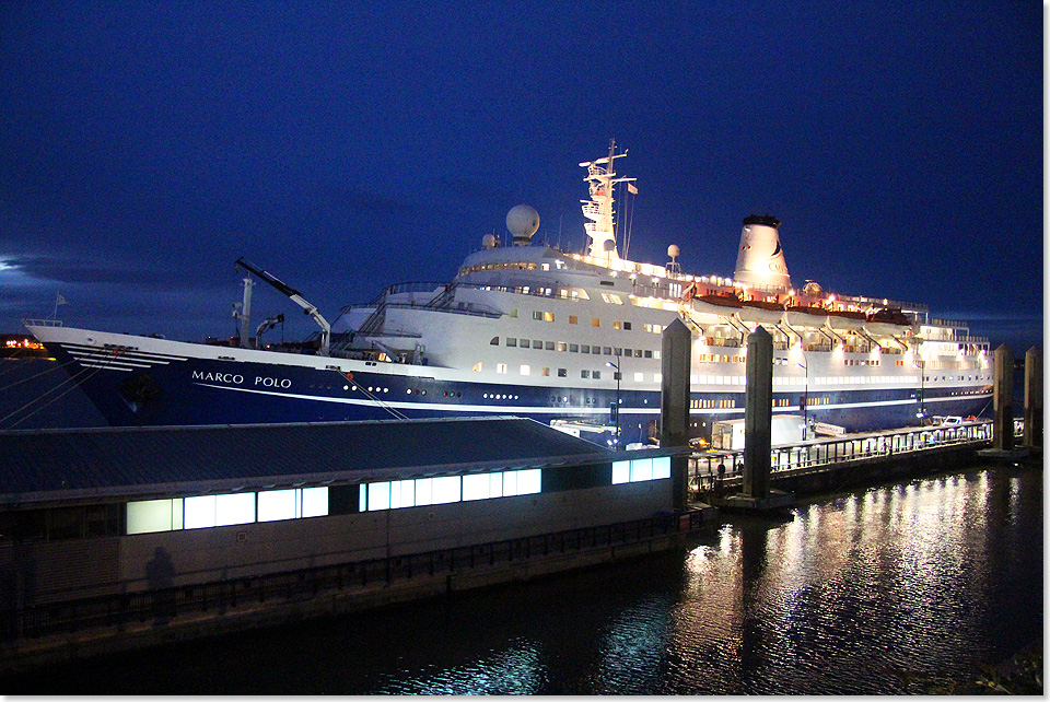 Abfahrt um Mitternacht. Wegen einer verspteten Ankunft bietet die MARCO POLO am spten Abend am Princes Landing State in Liverpool einen traumhaften Anblick.