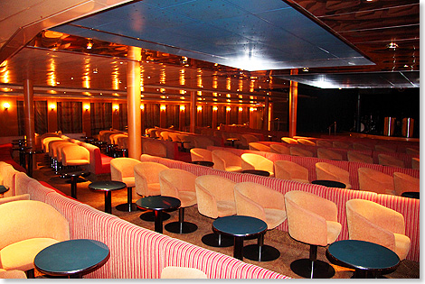 Die Marco Polo Lounge ist der grte ffentliche Raum an Bord und wird berwiegend fr Shows, Vortrge und Filmvorfhrungen genutzt.