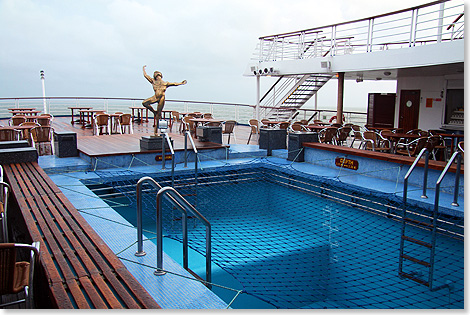 Oktober-Tristesse. Der Swimmingpool auf dem Achterdeck ist leer, das Deck selber verwaist. Gut erkennbar: der Deckssprung am Heck.