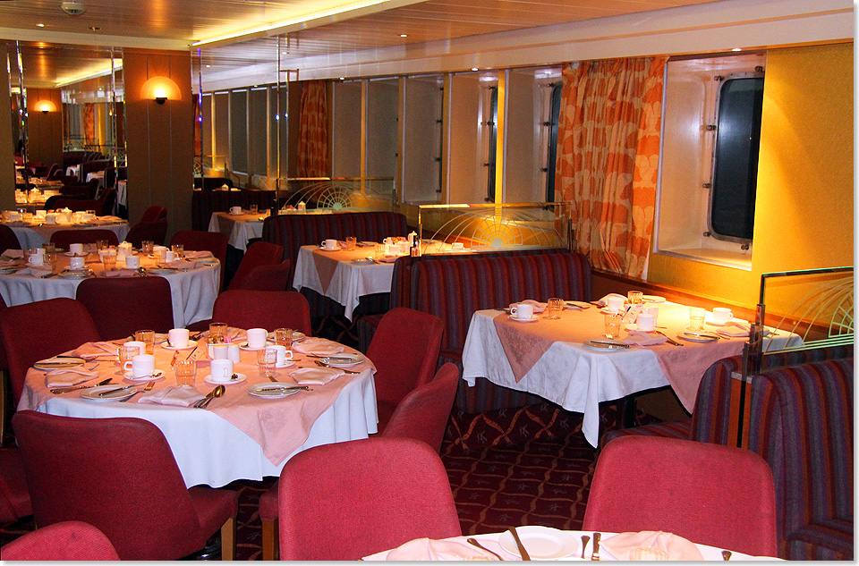 Im Waldorf Restaurant auf Deck 6 findet das Abendessen in zwei Sitzungen statt.