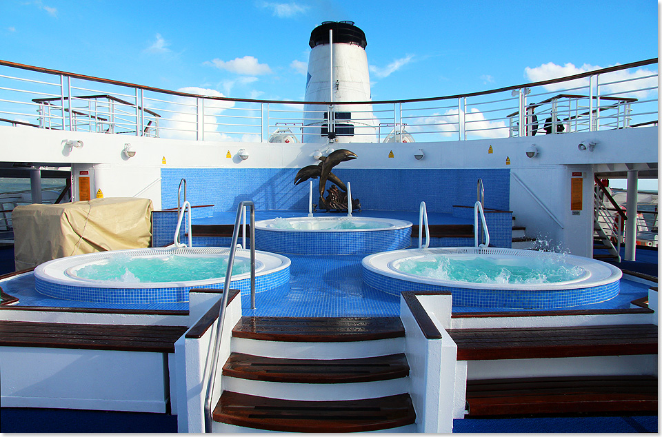 Wohlige Wrme trotz herbstlicher Temperaturen: die drei Whirlpools auf dem Navigator Deck 11.