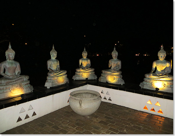 Fnf Buddha-Statuen.