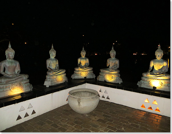 Fnf Buddha-Statuen.