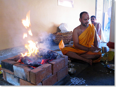 Hindu-Priester im Tempel von New Mangalore.