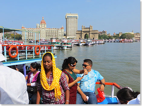 Mumbai  im Hintergrung das Taj Mahal-Hotel und das Gateway of India.