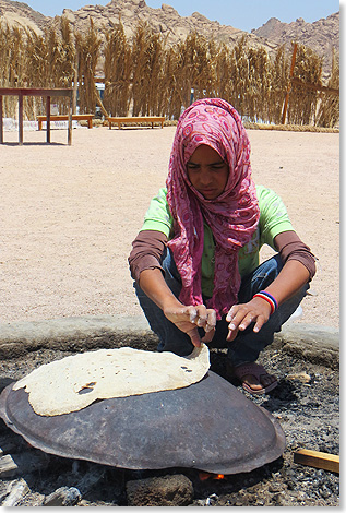 Beduinen-Mdchen backt Brot in der Wste Sinai.