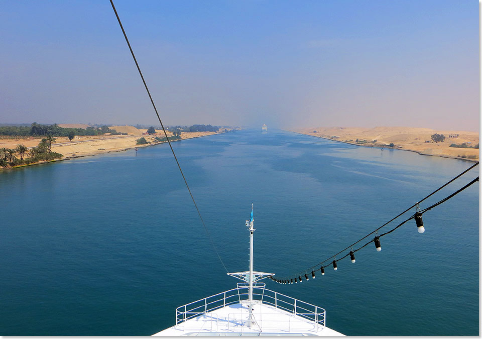 Sandwste mit Rinne  die AMADEA passiert den Suezkanal.