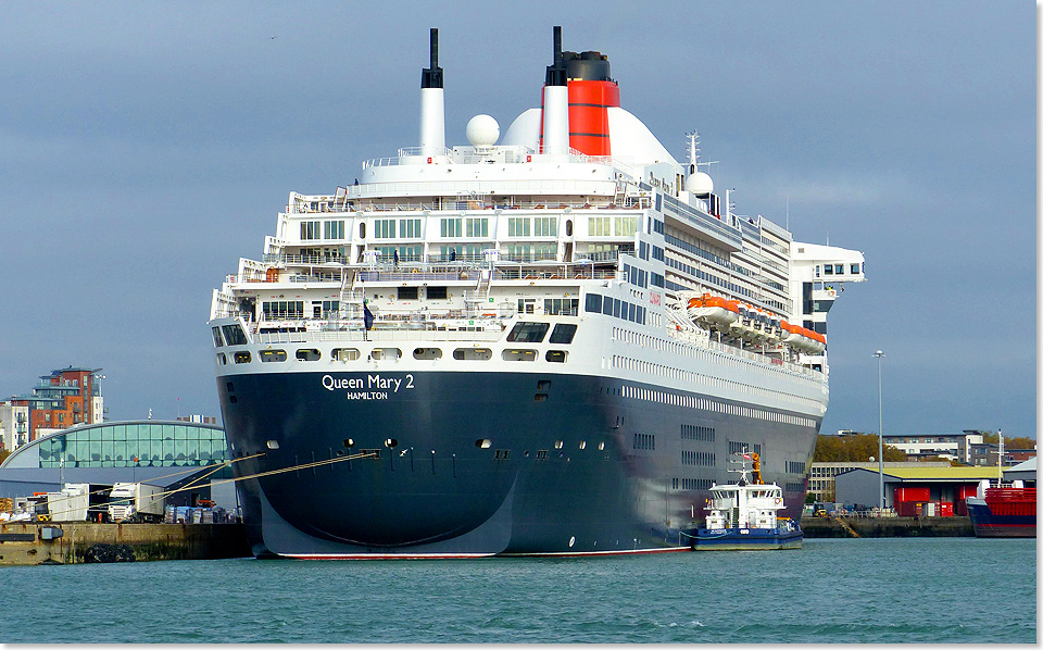 November 2016 am Ocean Cruise Terminal, Berth 46, Southampton. Gegenber liegt das riesige Schiff, das grte ist es heute nicht mehr, aber Himmel: es ist gro, atemberaubend gro. Und elegant. Allein schon die Silhouette lsst Shipspotter in die Knie gehen, wegschmelzen vor Begeisterung.  