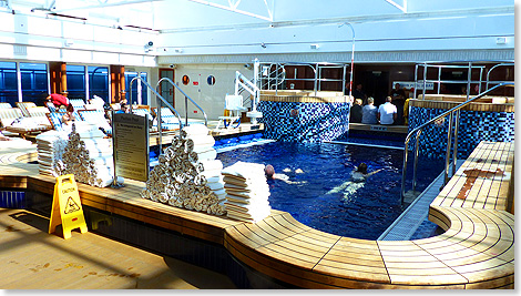 Einer der kleinen Pools auf der QM2.